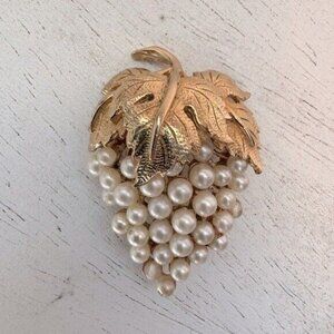 Vintage Mid-Century Gold Tone & Faux Pearls Floral Grape Brooch
